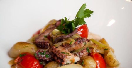 Осьминог с мини-картофелем и овощами