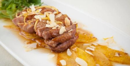 Утиная грудка с маринованным манго в карамельном соусе