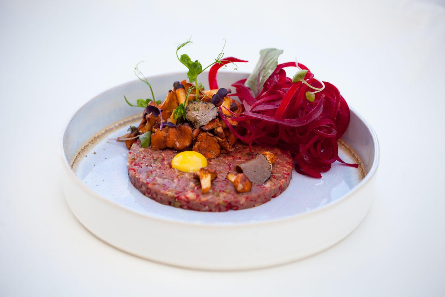 Тартар из говядины с лисичками / Beef tartare with chanterelles